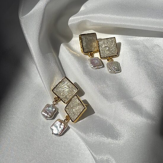 Golden Base Earrings – Abstract Pearl